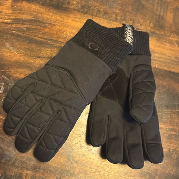 UGG Other - Ugg Men’s Quilted Nylon Gloves